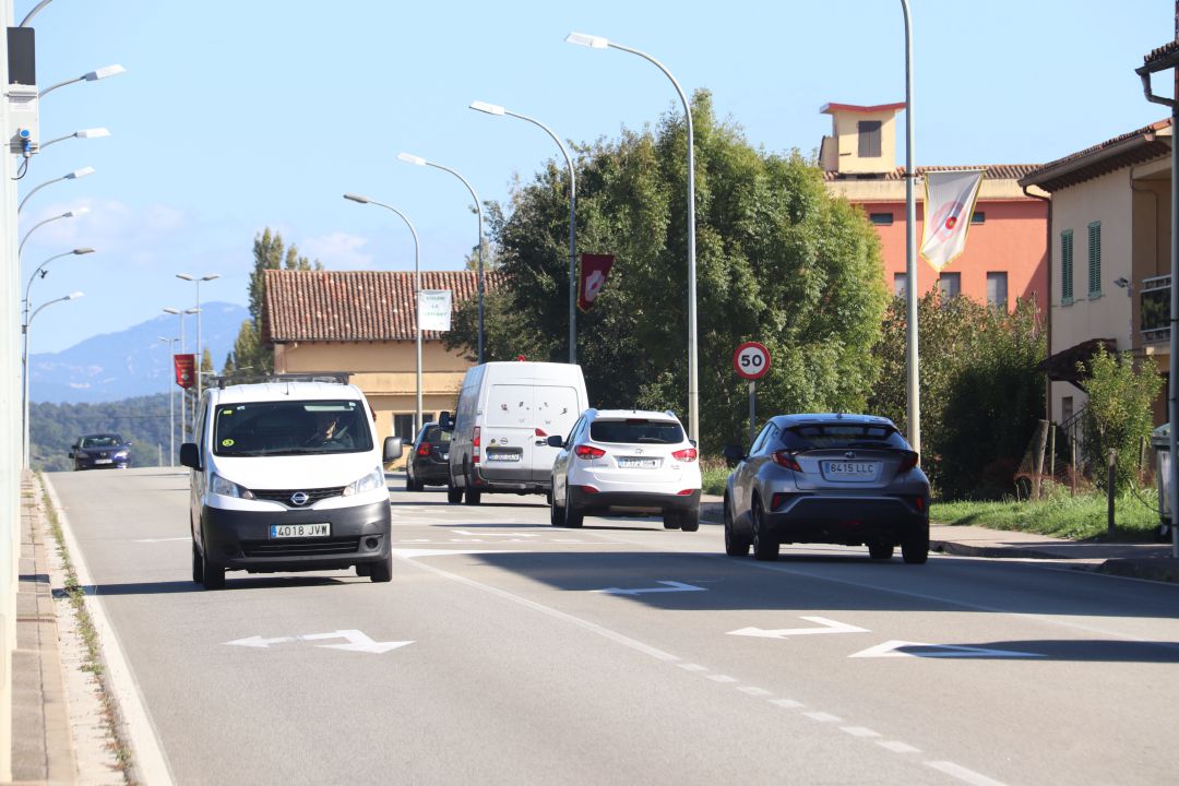 Cotxes entre les Preses i Olot. Cotxes entre les Preses i Olot.