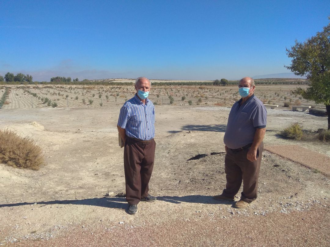 Baldomero Álvarez y Manuel Martínez junto al lugar en el que desenterraron hace 50 años a la Dama de Baza Baldomero Álvarez y Manuel Martínez junto al lugar en el que desenterraron hace 50 años a la Dama de Baza
