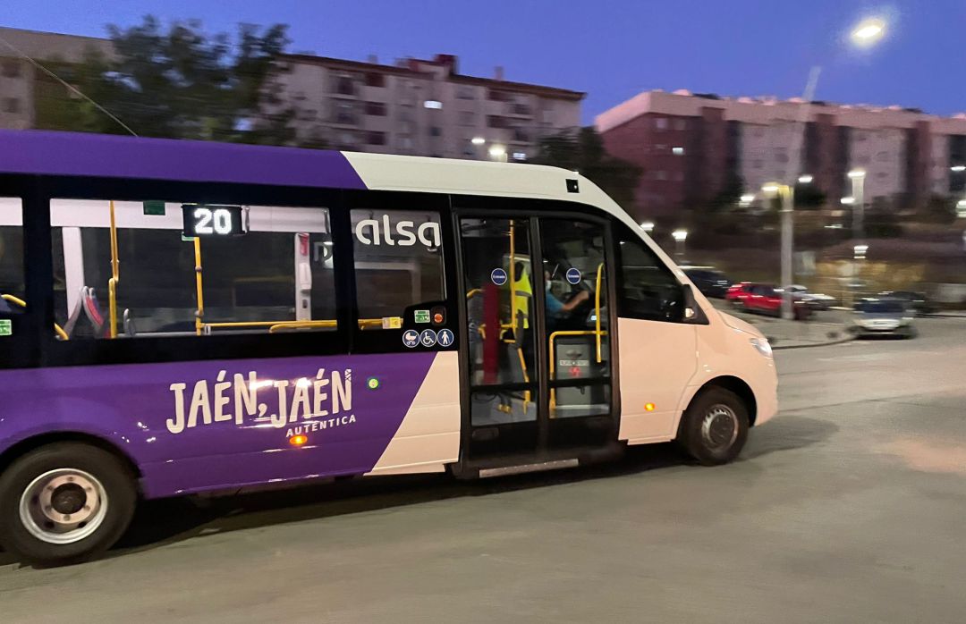 Este es uno de los minibús que ya recorren la ciudad de Jaén y donde se puede observar el cambio de imagen que han ideado el Ayuntamiento y ALSA Este es uno de los minibús que ya recorren la ciudad de Jaén y donde se puede observar el cambio de imagen que han ideado el Ayuntamiento y ALSA