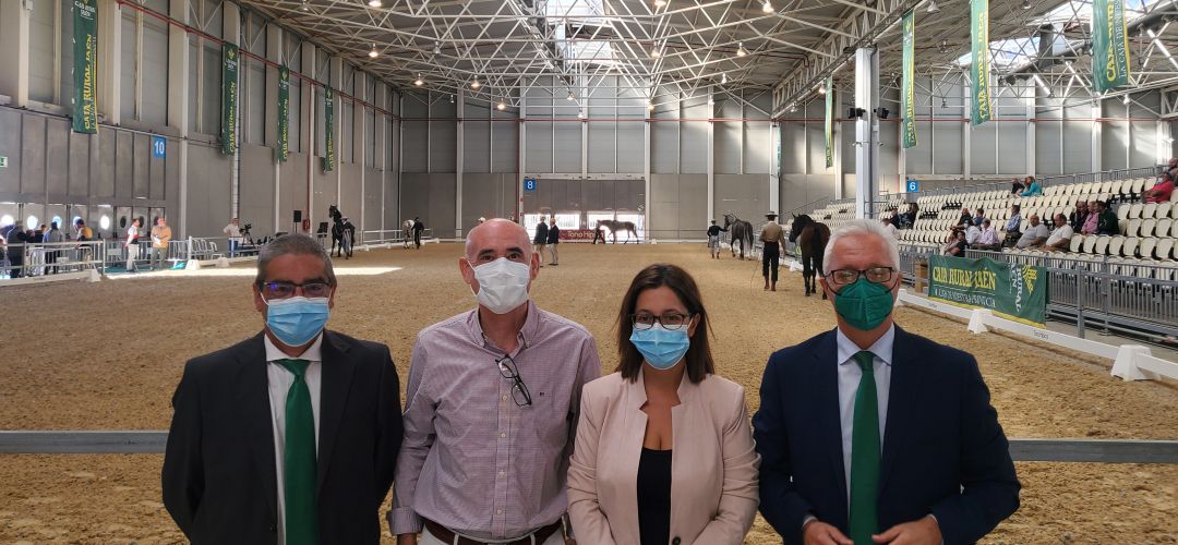 La presidenta de Ferias Jaén, África Colomo, acompañada por representantes de Caja Rural y AACCPRE. La presidenta de Ferias Jaén, África Colomo, acompañada por representantes de Caja Rural y AACCPRE.