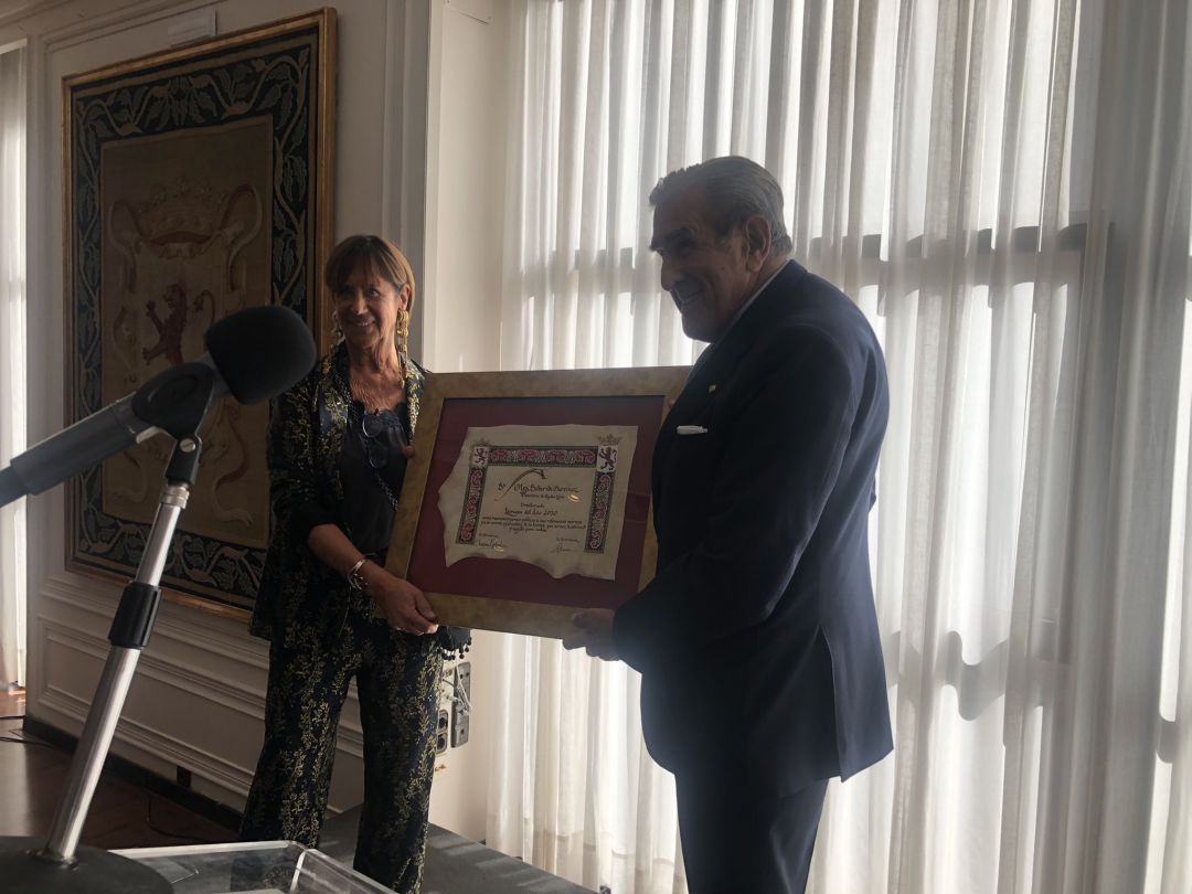 Olga Beberide ha recibido el título de Leonesa del Año de manos del presidente del jurado Olga Beberide ha recibido el título de Leonesa del Año de manos del presidente del jurado