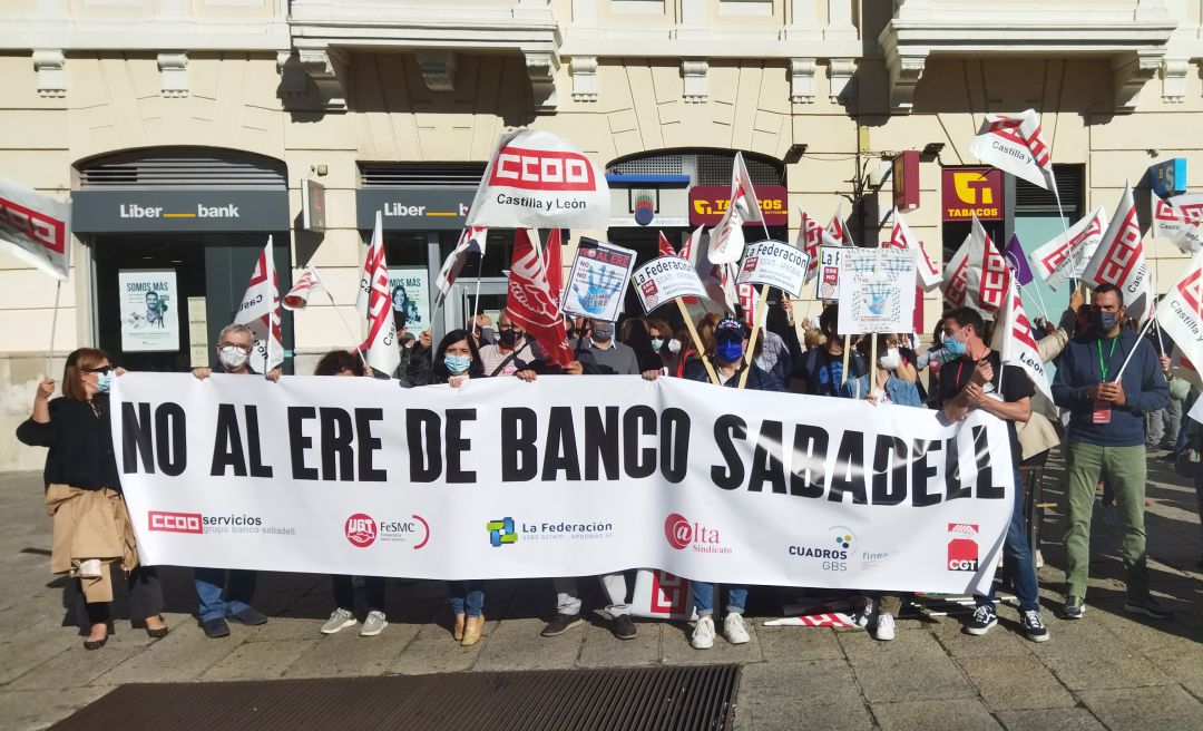 Los trabajadores del Sabadell se concentraron hoy frente a la sucursal de Botines para exigir mejores condiciones en el ERE de la entidad Los trabajadores del Sabadell se concentraron hoy frente a la sucursal de Botines para exigir mejores condiciones en el ERE de la entidad