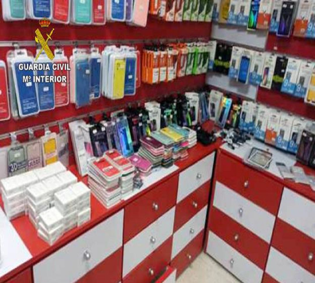 Intervenidos en una tienda más de 300 accesorios de telefonía falsificados Intervenidos en una tienda más de 300 accesorios de telefonía falsificados
