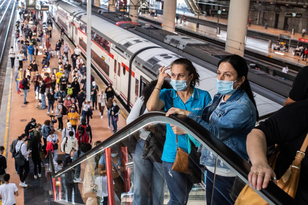 Varias personas suben por unas escaleras mecánicas en los andenes de la estación de Madrid durante uno de los días de huelga. Varias personas suben por unas escaleras mecánicas en los andenes de la estación de Madrid durante uno de los días de huelga.