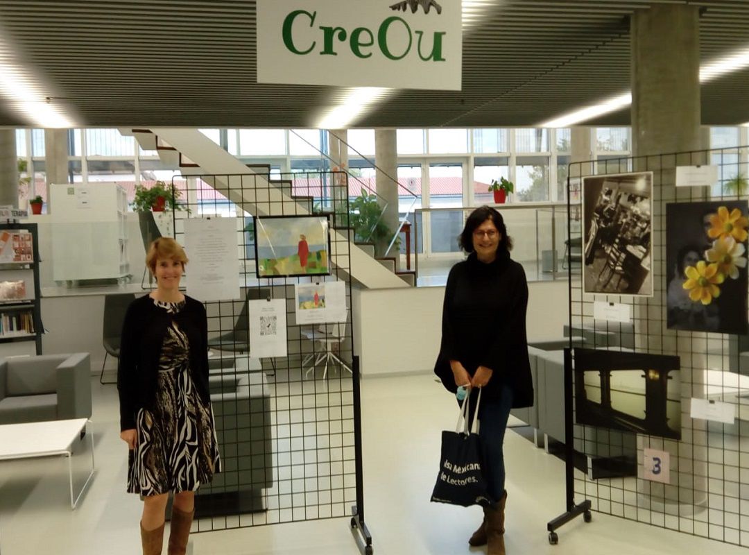 Rosa Díaz, directora de la Biblioteca Nós y Luz Rodríguez, primera expositora del Espazo CreOU Rosa Díaz, directora de la Biblioteca Nós y Luz Rodríguez, primera expositora del Espazo CreOU