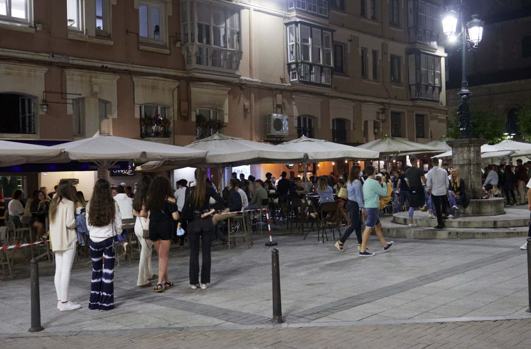 Archivo - Ambiente en una calle de bares de Santander Archivo - Ambiente en una calle de bares de Santander