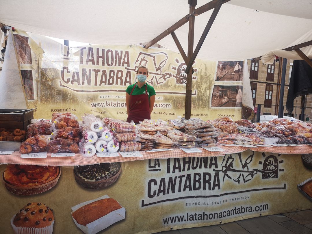 Una comerciante expone sus productos en una Feria en Polientes. Una comerciante expone sus productos en una Feria en Polientes.