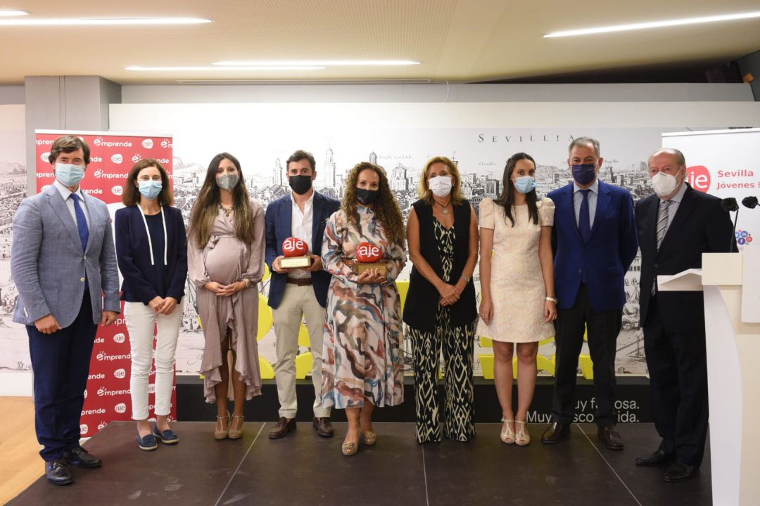 Foto de familia con los galardonados en la edición 2021 de los Premios AJE Foto de familia con los galardonados en la edición 2021 de los Premios AJE