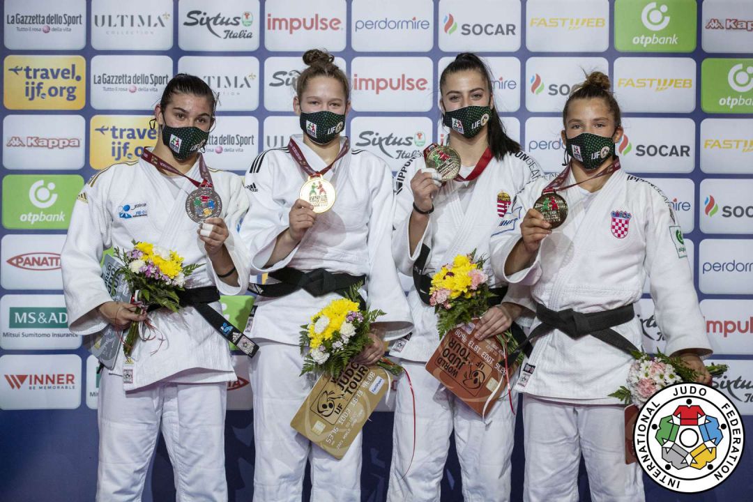 Laura Vázquez posa con las medallistas Laura Vázquez posa con las medallistas