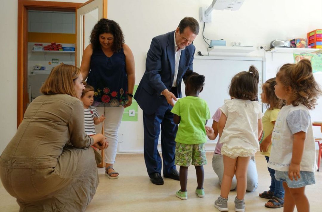 El alcalde en una imagen de archivo en una escuela infantil El alcalde en una imagen de archivo en una escuela infantil