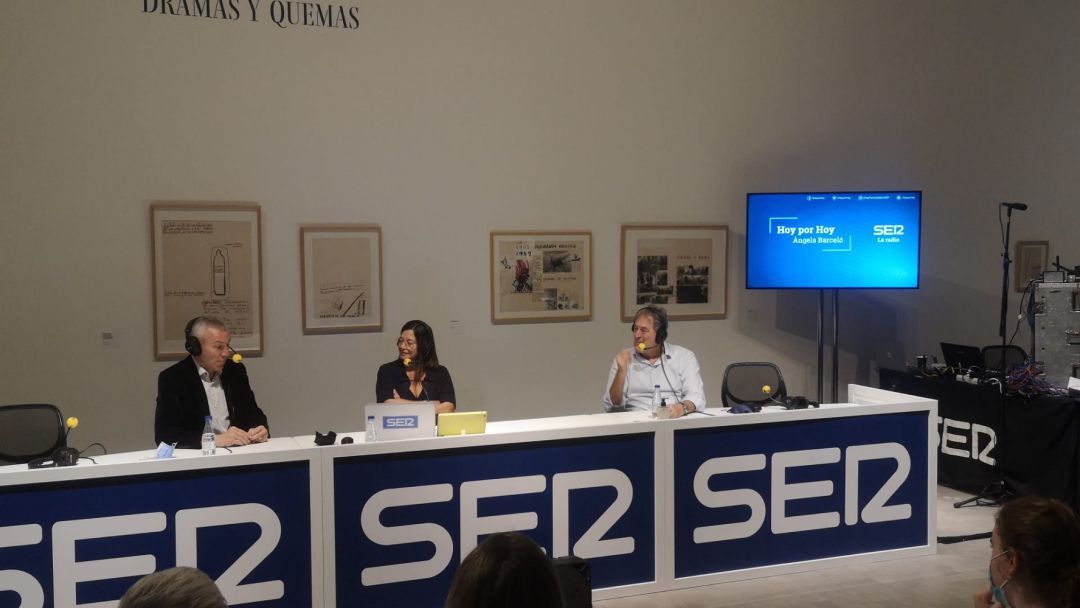 Xavi Aguado y Fernando Arcega conversan sobre fútbol y baloncesto con Àngels Barceló desde el Museo Pablo Serrano de Zaragoza, donde se ha emitido Hoy por Hoy Xavi Aguado y Fernando Arcega conversan sobre fútbol y baloncesto con Àngels Barceló desde el Museo Pablo Serrano de Zaragoza, donde se ha emitido Hoy por Hoy