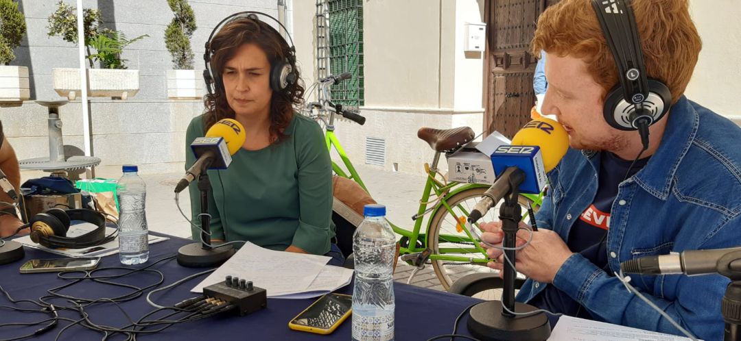 El conductor de 'Hoy por Hoy Ciudad Real', Kevin Orman, junto a la alcaldesa de Calzada de Calatrava, Gema García El conductor de 'Hoy por Hoy Ciudad Real', Kevin Orman, junto a la alcaldesa de Calzada de Calatrava, Gema García