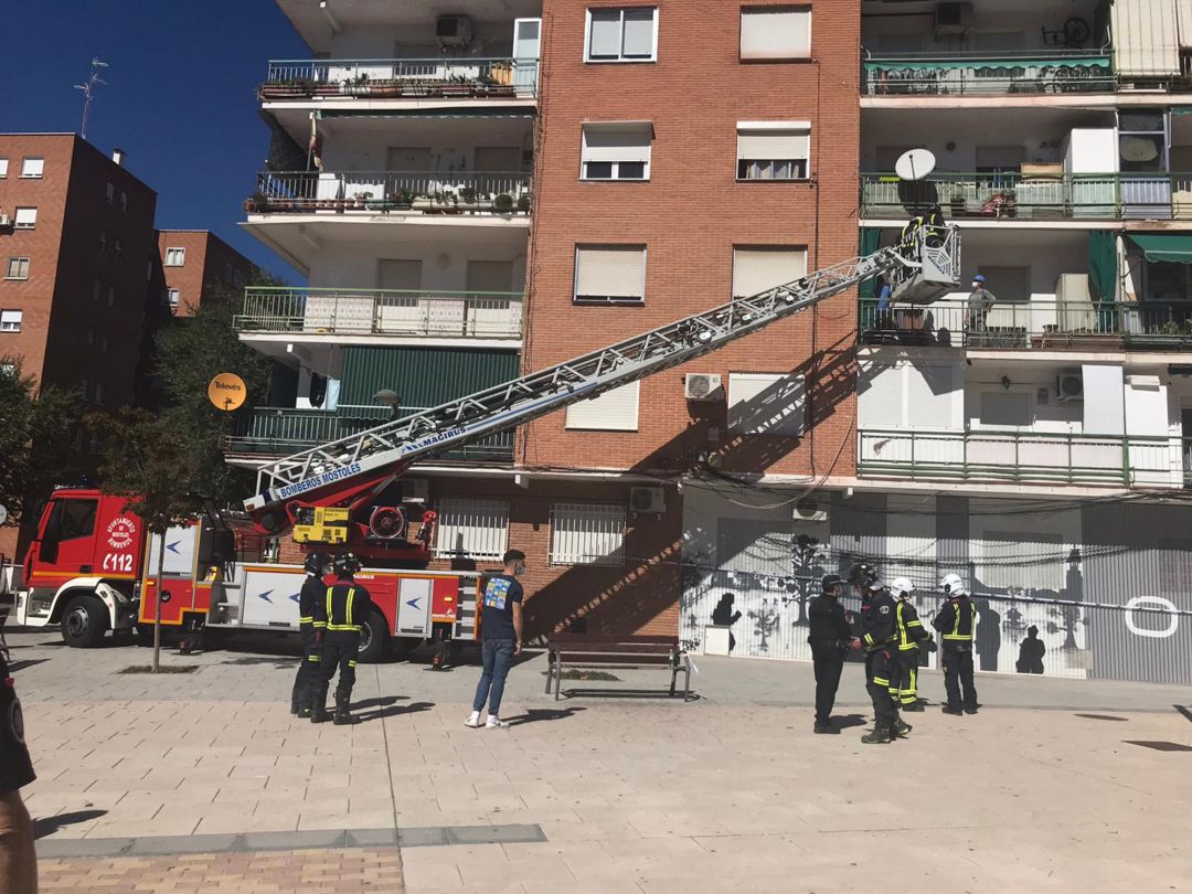 Evacuación de los vecinos del edificio Evacuación de los vecinos del edificio