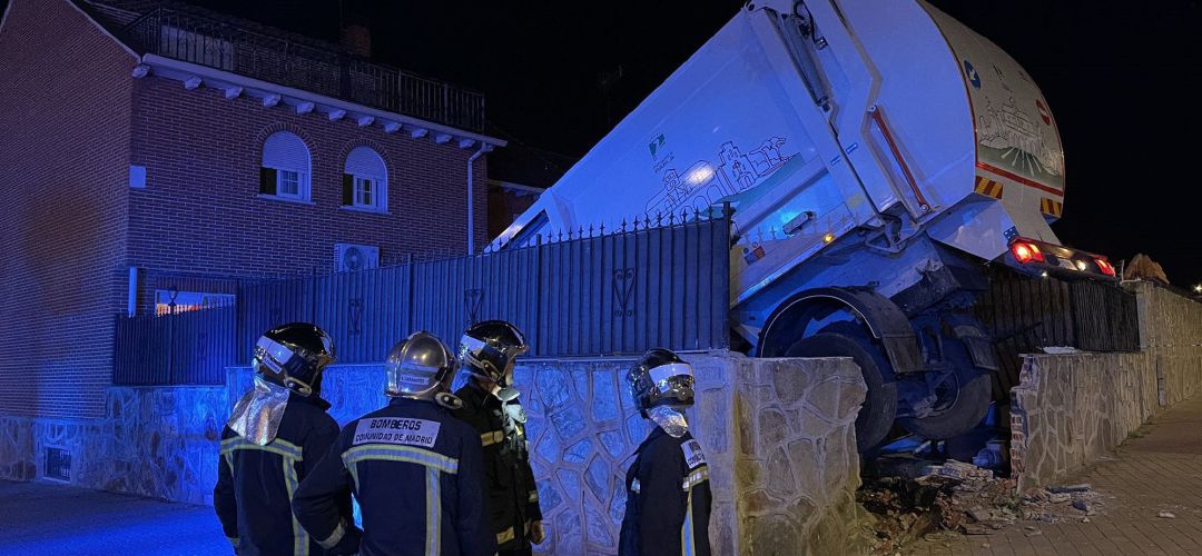 El camión empotrado en la vivienda de la calle Milán de Parla El camión empotrado en la vivienda de la calle Milán de Parla