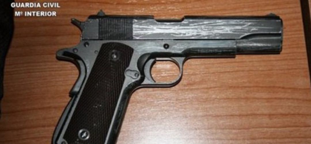 El arma de fuego incautada a la pareja detenida El arma de fuego incautada a la pareja detenida