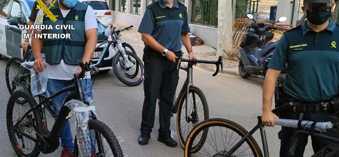 Agentes de la Guardia Civil posan con algunas de las bicicletas recuperadas Agentes de la Guardia Civil posan con algunas de las bicicletas recuperadas