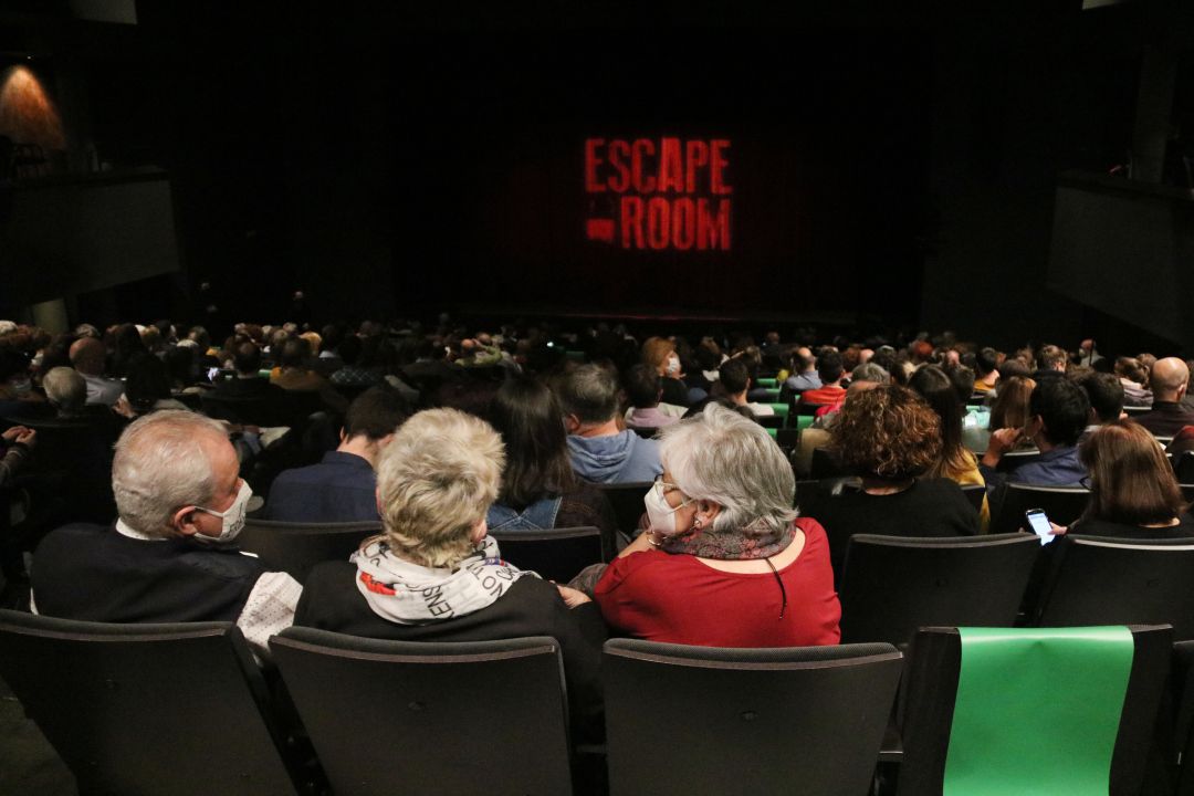 Espectadors amb mascareta esperen l'inici de la primera funció al Teatre Goya després de l'aixecament del tancament cultural Espectadors amb mascareta esperen l'inici de la primera funció al Teatre Goya després de l'aixecament del tancament cultural