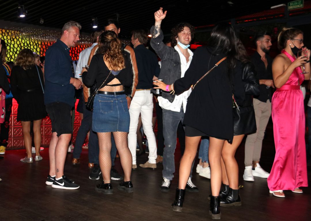 Un grup de persones ballant a la discoteca Shôko de Barcelona en la primera nit de reobertura dels locals d'oci nocturn Un grup de persones ballant a la discoteca Shôko de Barcelona en la primera nit de reobertura dels locals d'oci nocturn