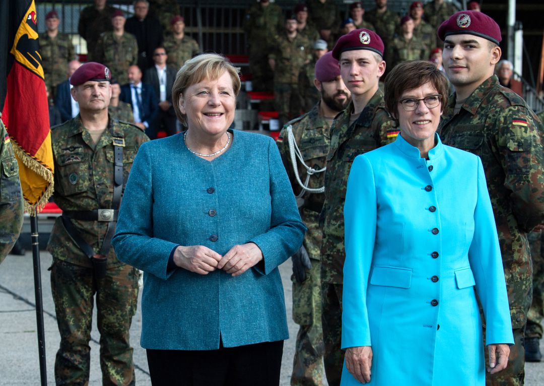 Angela Merkel junto a la ministra de Defensa alemana, Annegret Kramp-Karrenbauer Angela Merkel junto a la ministra de Defensa alemana, Annegret Kramp-Karrenbauer