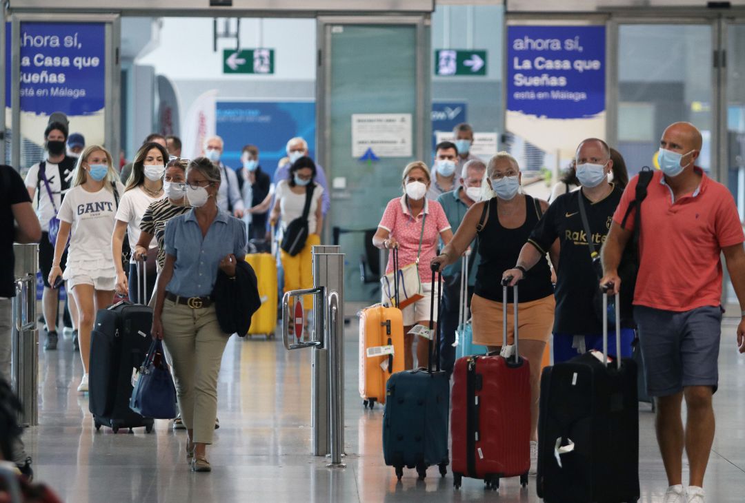 Llegada de turistas al aeropuerto Llegada de turistas al aeropuerto