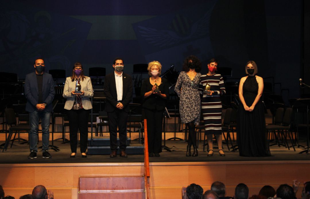 Iván Gisbert, qui va escriure i llegir el manifest, Elisa Beneyto, presidenta del CAEHA, Toni Francés, alcalde d'Alcoi, la pianista Marisa Blanes, les filles de Francesc Bernàcer, Queralt i Montse i Ajo Valls, presentadora Iván Gisbert, qui va escriure i llegir el manifest, Elisa Beneyto, presidenta del CAEHA, Toni Francés, alcalde d'Alcoi, la pianista Marisa Blanes, les filles de Francesc Bernàcer, Queralt i Montse i Ajo Valls, presentadora
