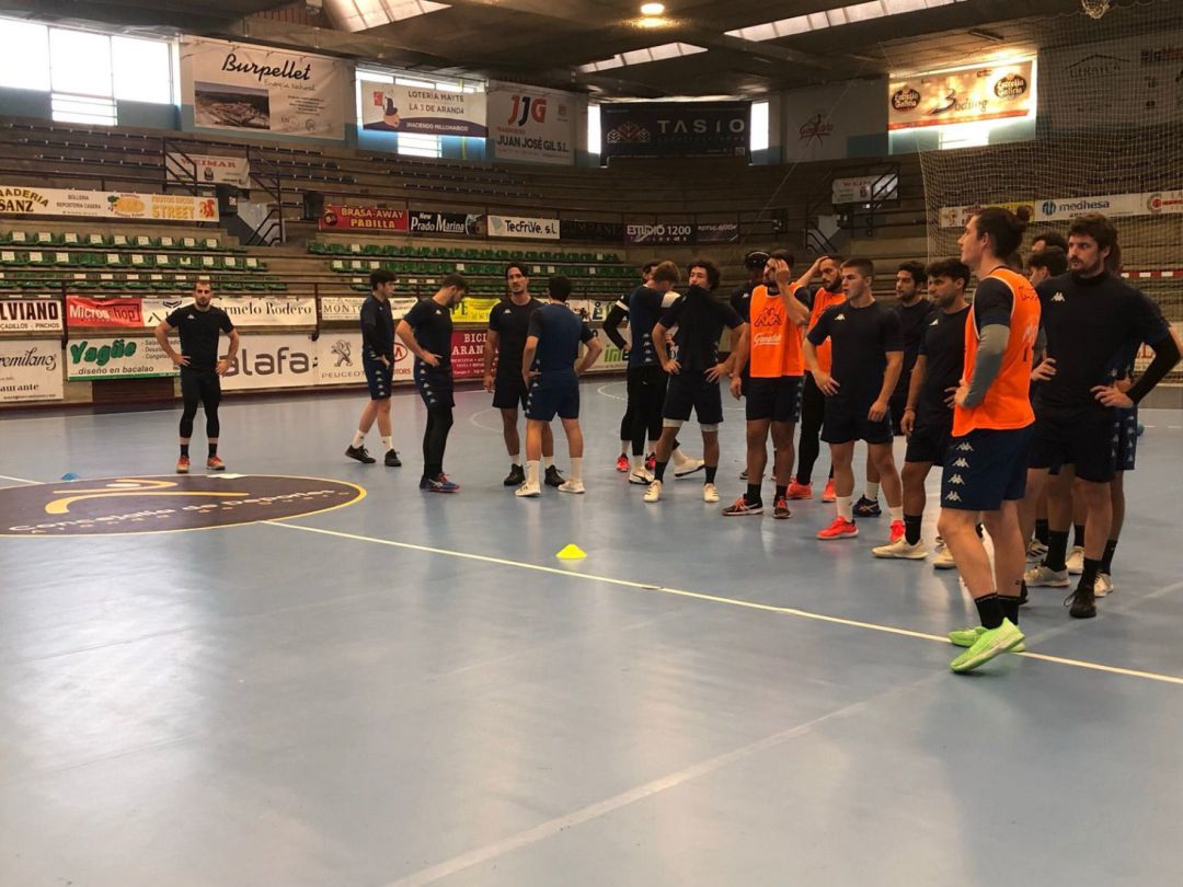 La plantilla del Villa de Aranda durante una de lass últimas sesiones de trabajo de la semana. La plantilla del Villa de Aranda durante una de lass últimas sesiones de trabajo de la semana.