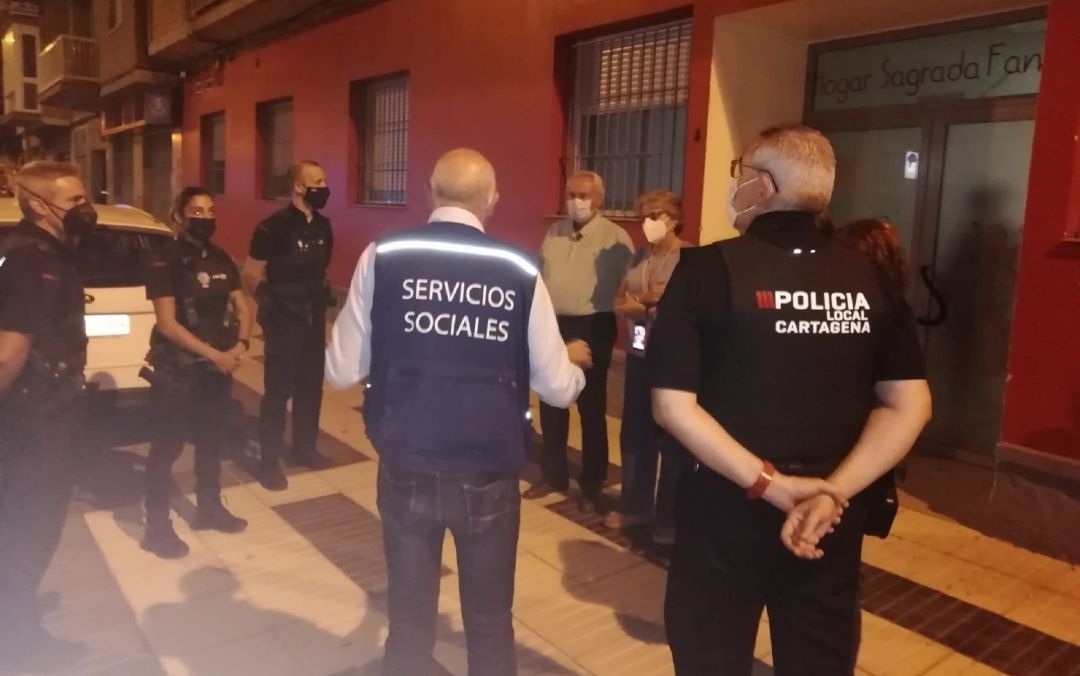 Servicios Sociales y Policía Local, en una ronda nocturna Servicios Sociales y Policía Local, en una ronda nocturna
