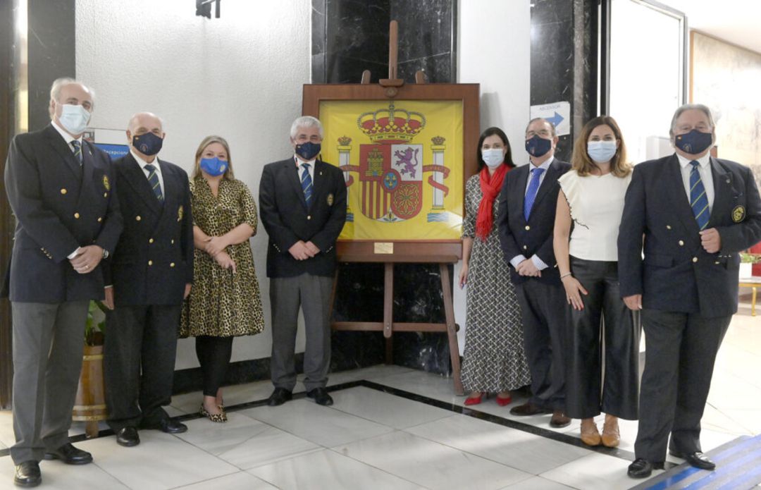 Miembros de la Real Asamblea Española de Capitanes de Yate en el Ayuntamiento junto a la alcaldesa de Santander. Miembros de la Real Asamblea Española de Capitanes de Yate en el Ayuntamiento junto a la alcaldesa de Santander.