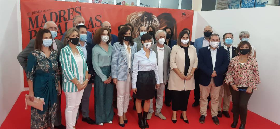Isabel Rodríguez, ministra de Política Territorial y portavoz del Gobierno de España posando, junto a otras autoridades regionales, provinciales y locales, en el fotocall junto al cartel de "Madres Paralelas" Isabel Rodríguez, ministra de Política Territorial y portavoz del Gobierno de España posando, junto a otras autoridades regionales, provinciales y locales, en el fotocall junto al cartel de "Madres Paralelas"