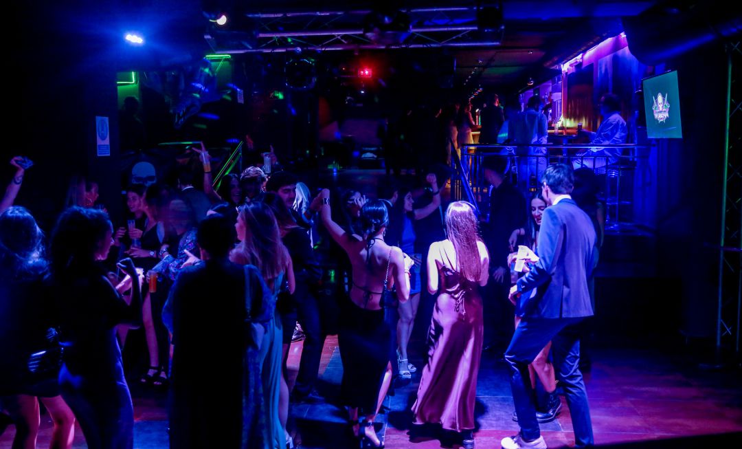 Vuelve el baile a las pistas de las discotecas españolas. Vuelve el baile a las pistas de las discotecas españolas.