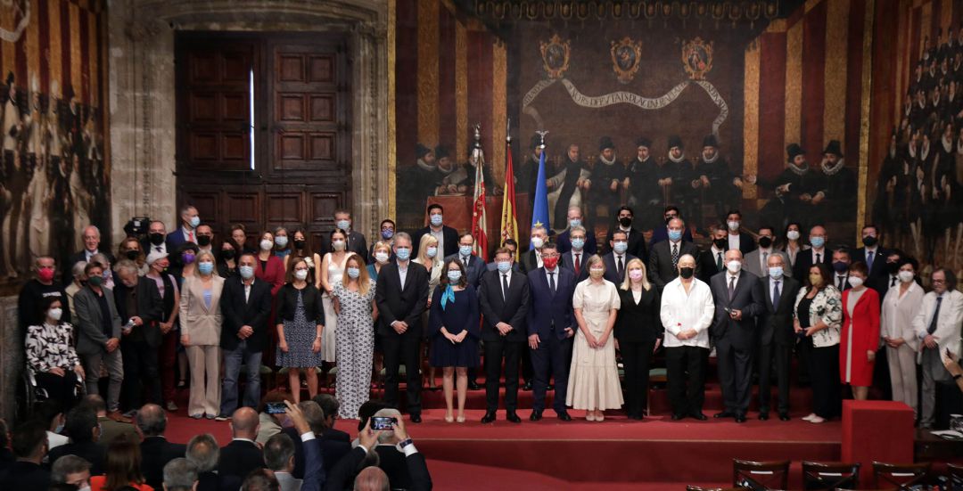 Juli Mira, en la primera fila, amb camisa blanca, en la foto de família a l'acabar l'acte Juli Mira, en la primera fila, amb camisa blanca, en la foto de família a l'acabar l'acte