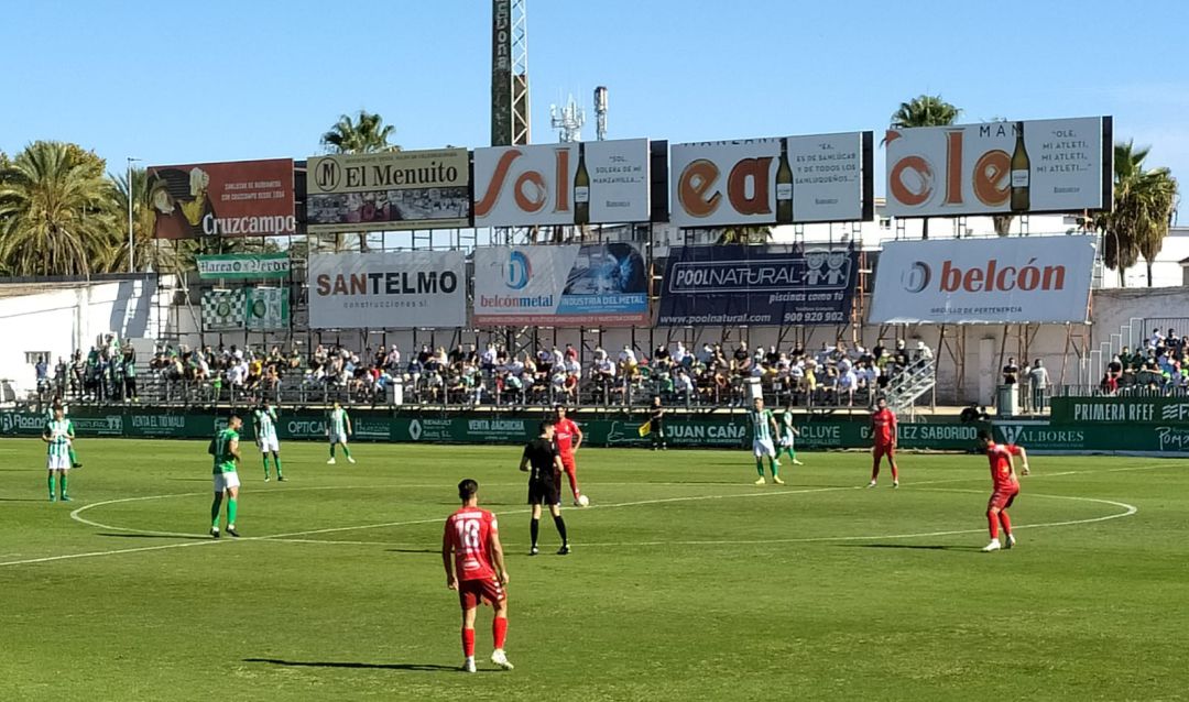 Inicio del partido en el Estadio El Palmar, entre el Atlético Sanluqueño y el Alcoyano Inicio del partido en el Estadio El Palmar, entre el Atlético Sanluqueño y el Alcoyano