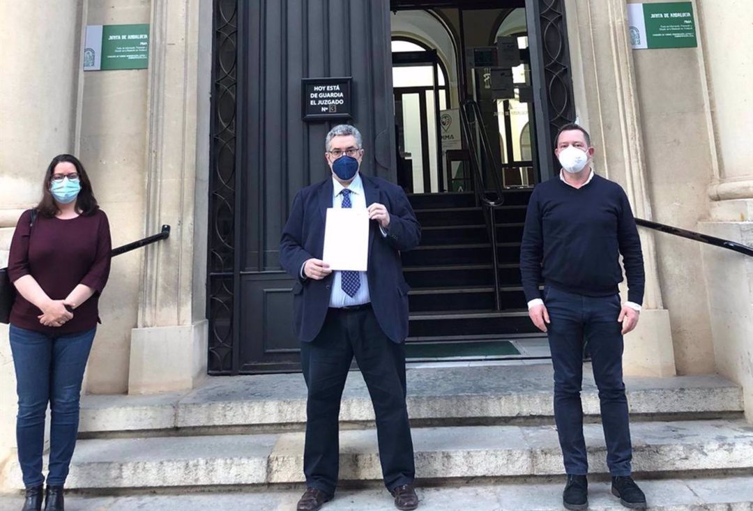 Miembros de la plataforma ante la Audiencia Provincia con el escrito de denuncia registrado en Fiscalía en febrero de 2021 Miembros de la plataforma ante la Audiencia Provincia con el escrito de denuncia registrado en Fiscalía en febrero de 2021