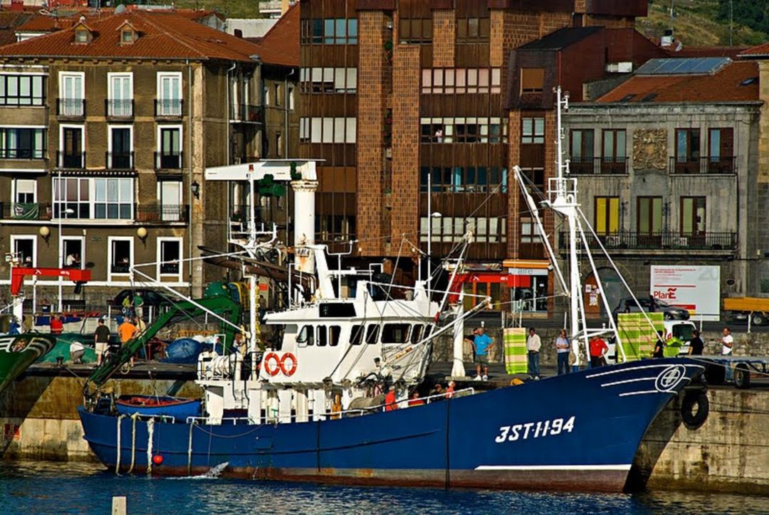 Barco pesquero atracado. Barco pesquero atracado.