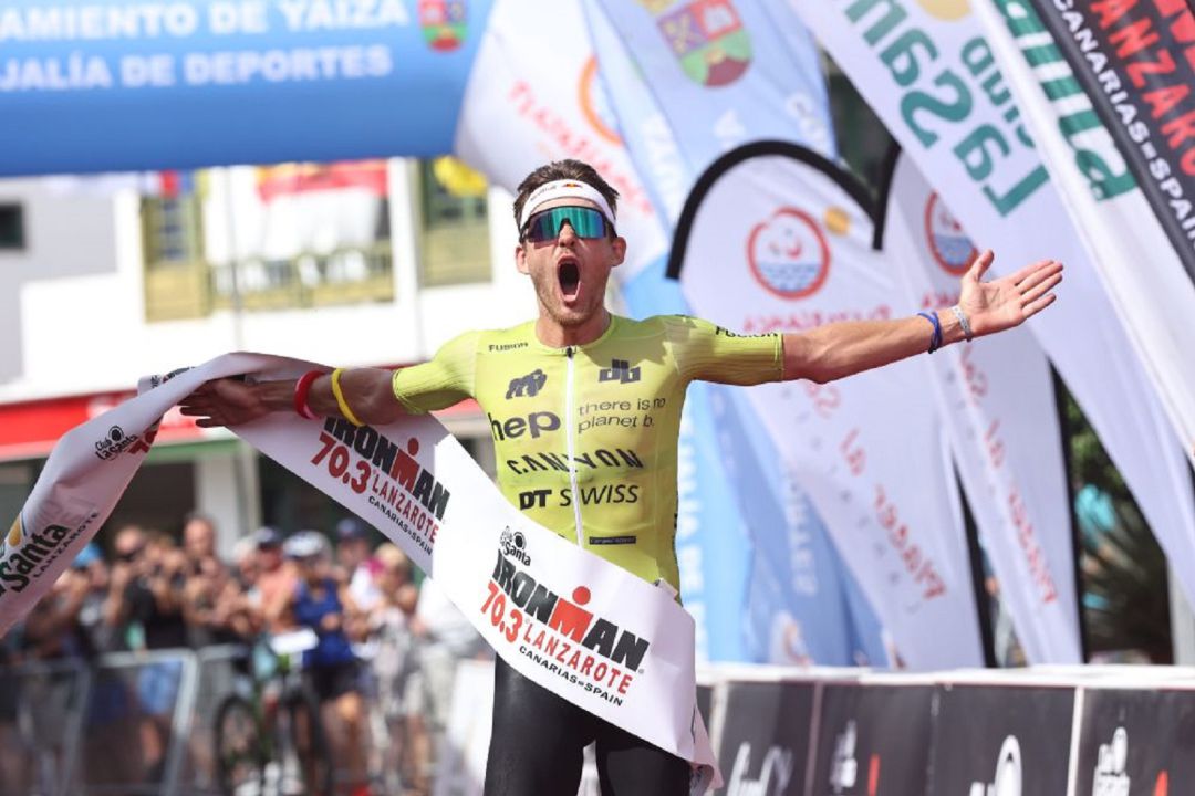 Daniel Bækkegård cruzando la línea de meta. Daniel Bækkegård cruzando la línea de meta.