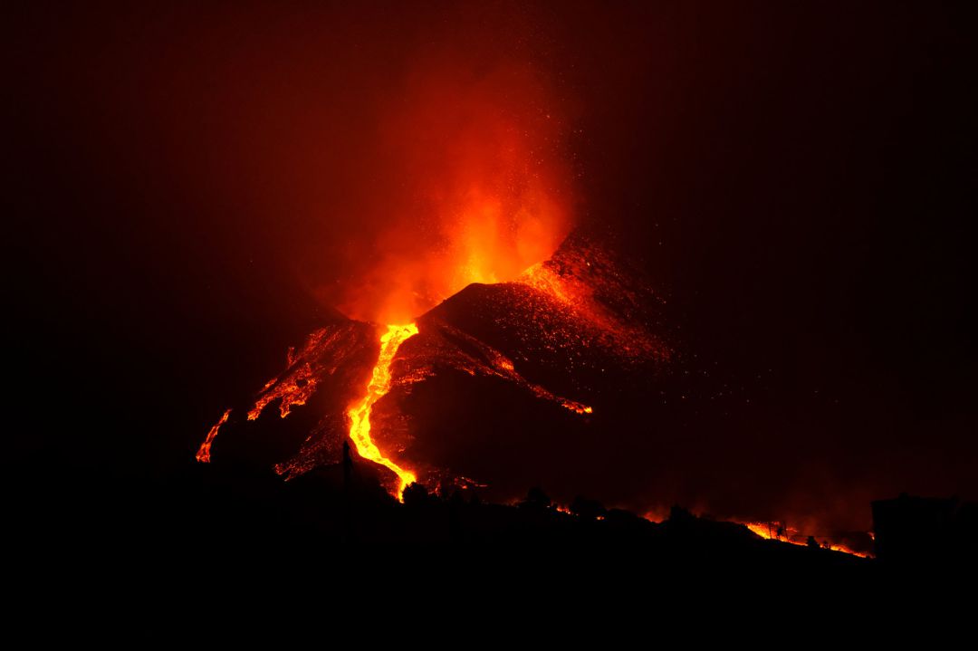 Una de las bocas eruptivas del volcán de Cumbre Vieja, a 10 de octubre de 2021, en La Palma, Canarias (España) Una de las bocas eruptivas del volcán de Cumbre Vieja, a 10 de octubre de 2021, en La Palma, Canarias (España)