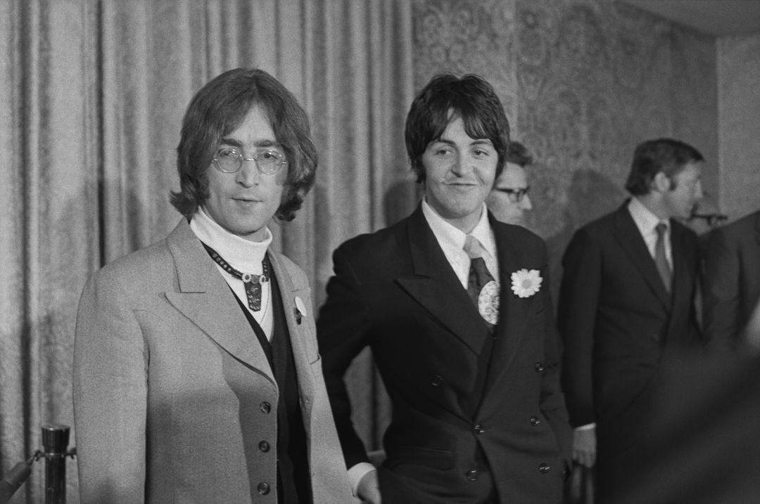 John Lennon (izq) y Paul McCartney (dcha) durante una presentación John Lennon (izq) y Paul McCartney (dcha) durante una presentación