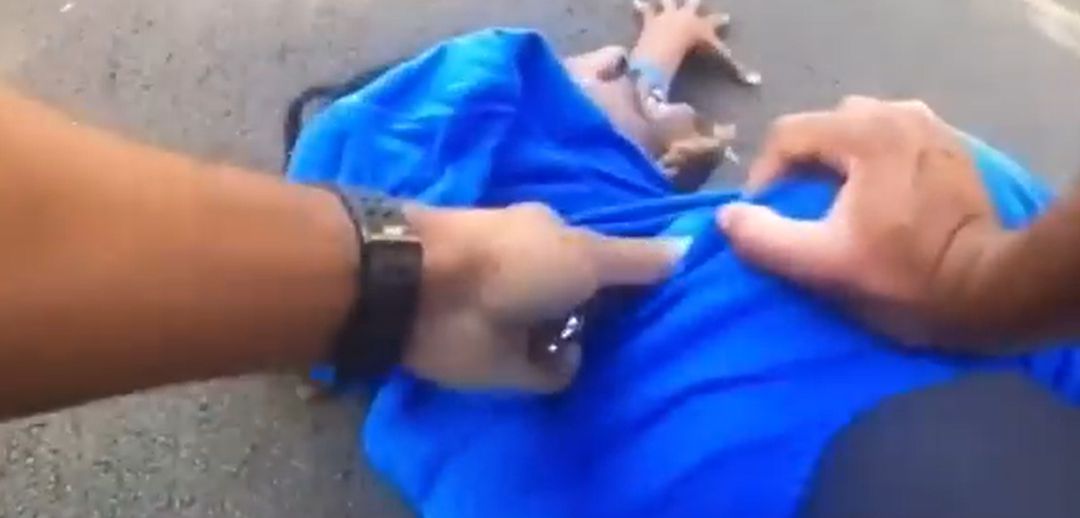 Imagen de un conductor afroamericano siendo detenido por la policía de Ohio Imagen de un conductor afroamericano siendo detenido por la policía de Ohio