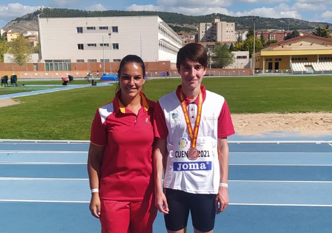 Juan Miguel Sanz (i) con la medalla de Bronce junto a la entrenadora arandina, Paula Carranza. Juan Miguel Sanz (i) con la medalla de Bronce junto a la entrenadora arandina, Paula Carranza.