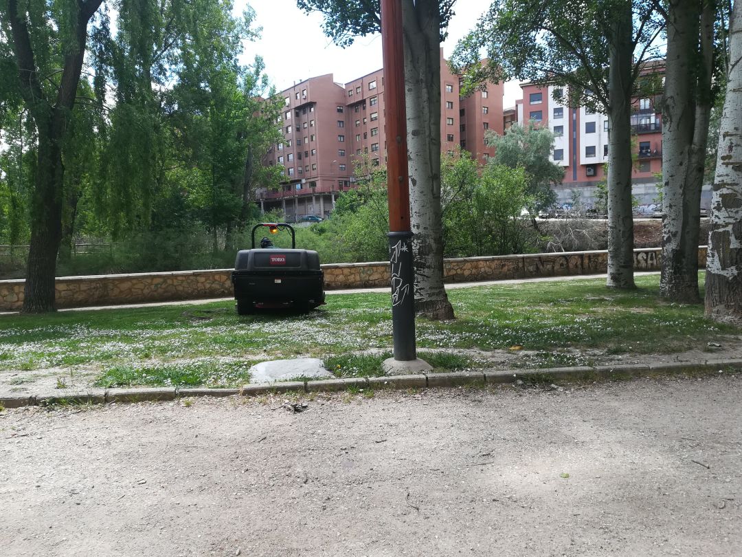 Maquinaria trabajando en el mantenimiento del parque El Barriles Maquinaria trabajando en el mantenimiento del parque El Barriles
