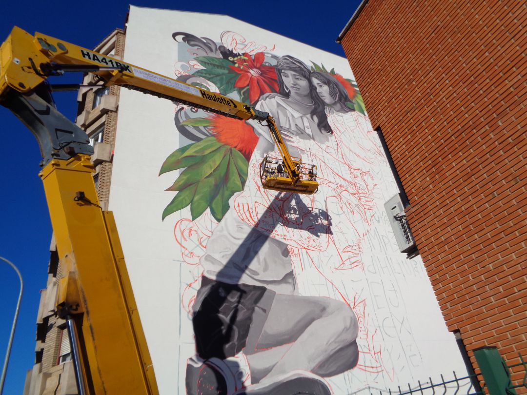 El mural se está llevando a cabo junto al ambulatorio El mural se está llevando a cabo junto al ambulatorio