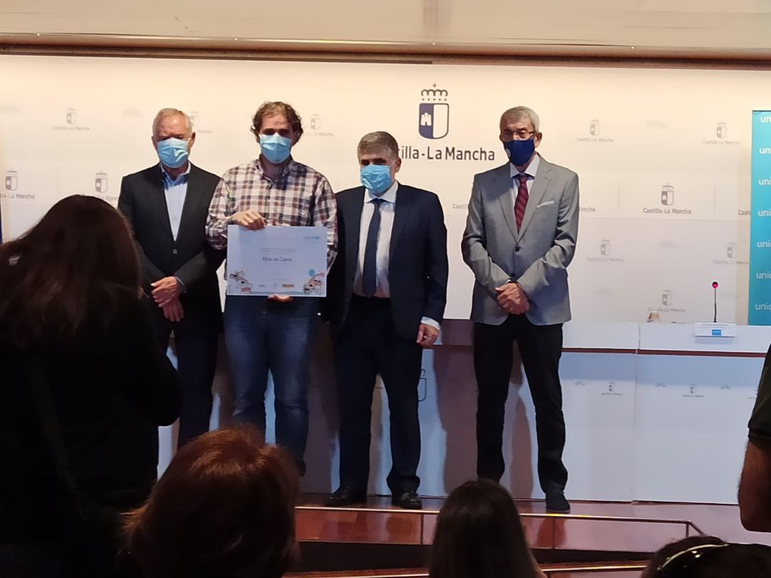 El alcalde, Jacobo Medianero, recogiendo el reconocimiento El alcalde, Jacobo Medianero, recogiendo el reconocimiento