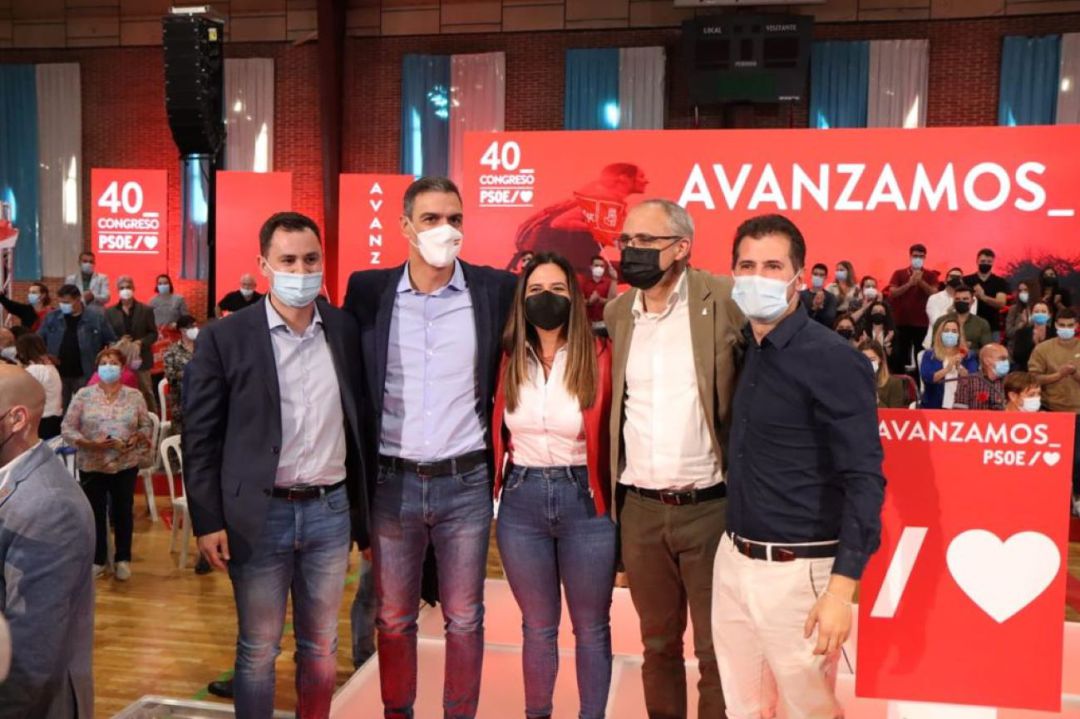 Pedro Sánchez se rodea de los intervinientes en el mitin, entre ellos, Olegario Ramón Pedro Sánchez se rodea de los intervinientes en el mitin, entre ellos, Olegario Ramón