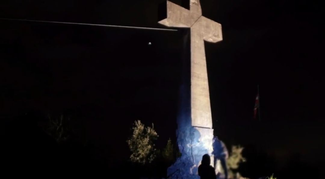 Imagen del momento en el que varias personas trabajan de noche para echar abajo la Cruz de Lemoa Imagen del momento en el que varias personas trabajan de noche para echar abajo la Cruz de Lemoa