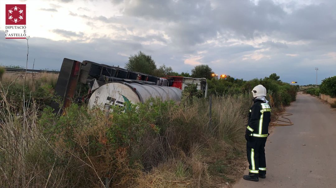 Accidente vuelco camión cisterna Accidente vuelco camión cisterna