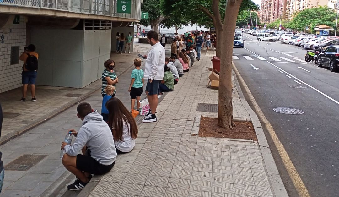 Las taquillas del Heliodoro han vuelto a registrar colas para poder conseguir entradas para el derbi canario del próximo sábado. Las taquillas del Heliodoro han vuelto a registrar colas para poder conseguir entradas para el derbi canario del próximo sábado.