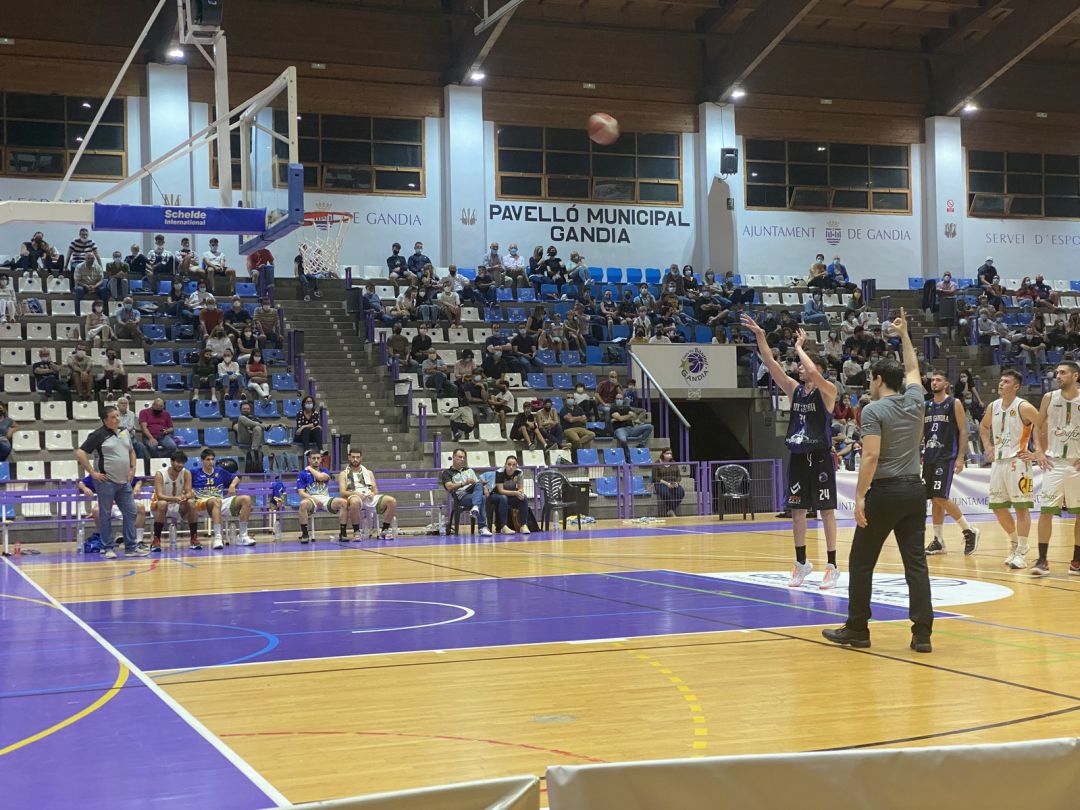 Unai Zamora en un tiro libre Unai Zamora en un tiro libre
