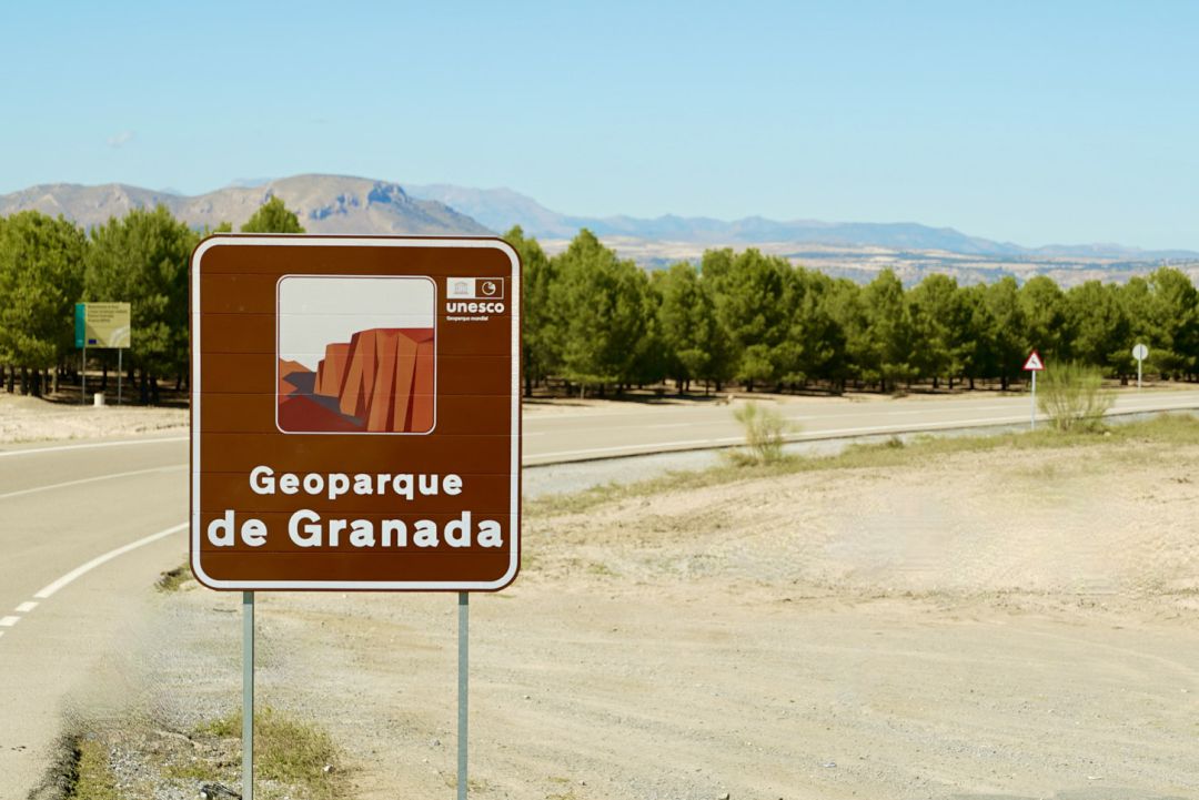 Nueva señalilzación en las carreteras del Geoparque de Granada Nueva señalilzación en las carreteras del Geoparque de Granada