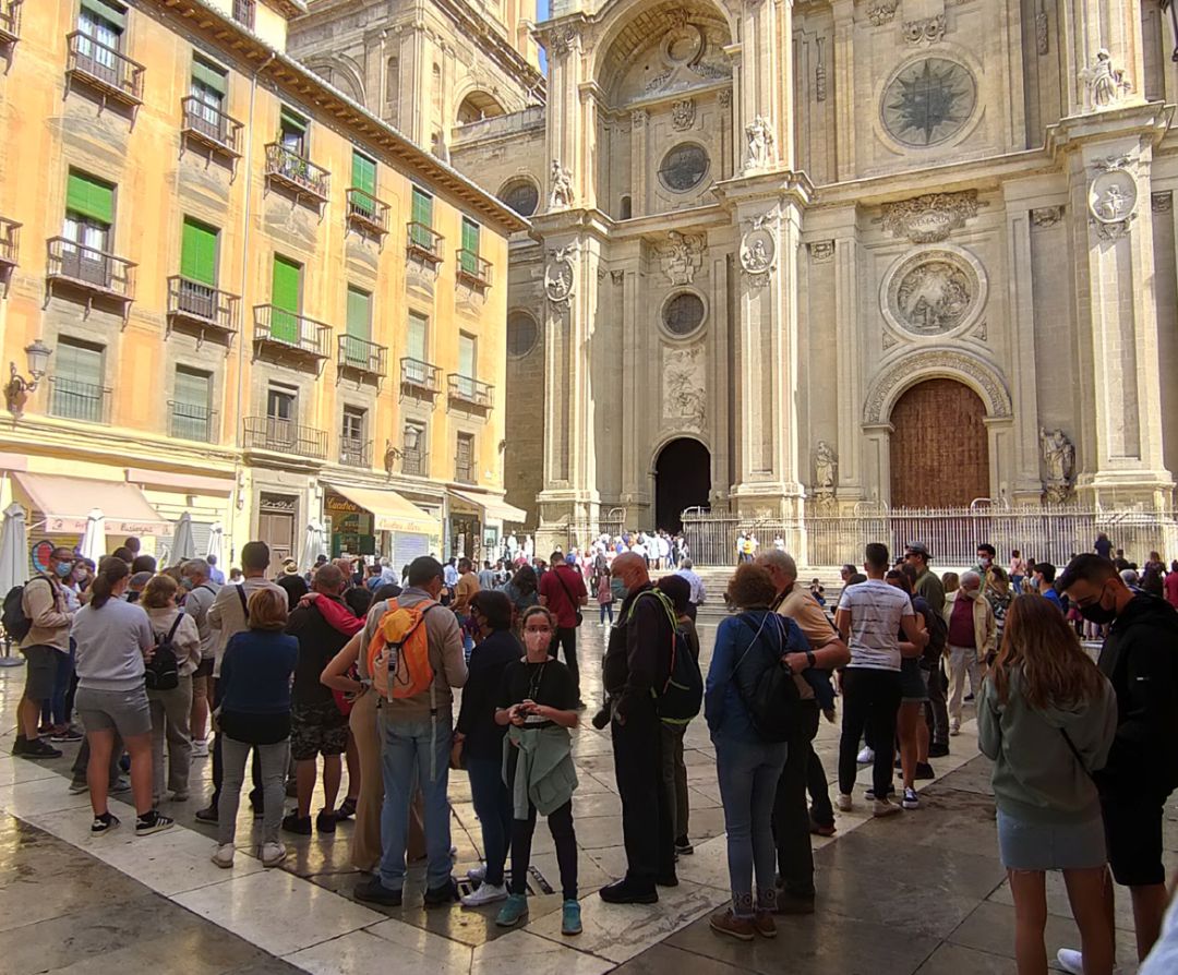 Colas de turistas para entrar en la Catedral de Granada el 11 de octubre de 2021 en un abarrotado Puente del Pilar Colas de turistas para entrar en la Catedral de Granada el 11 de octubre de 2021 en un abarrotado Puente del Pilar