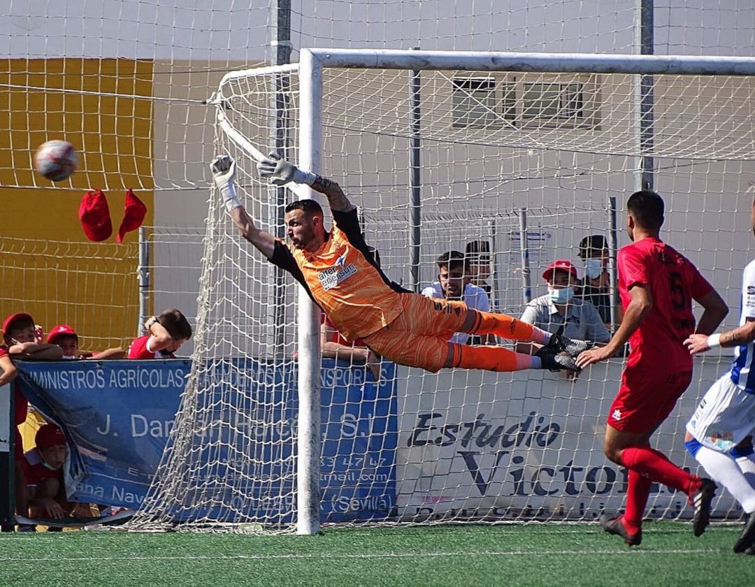 Rubén Gálvez en el momento en que salvó al Recre del empate. Rubén Gálvez en el momento en que salvó al Recre del empate.
